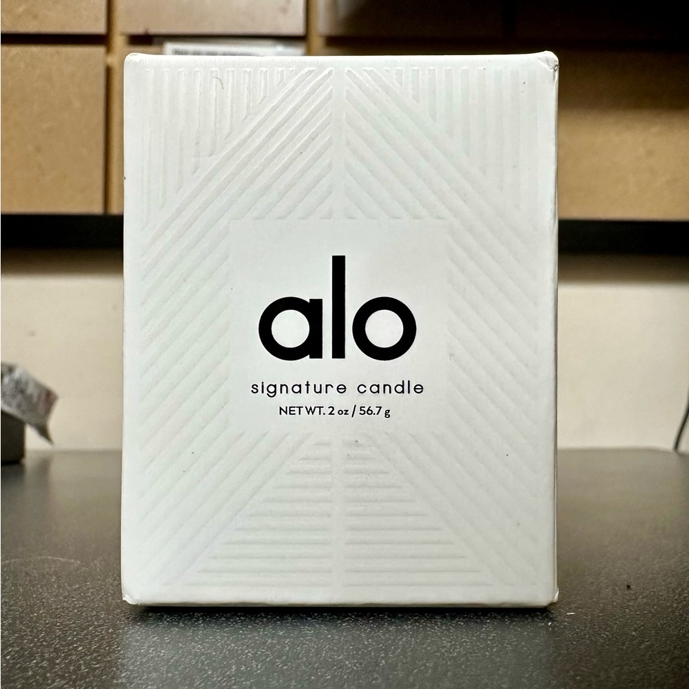 ALO Yoga Signature Candle - Sandalwood